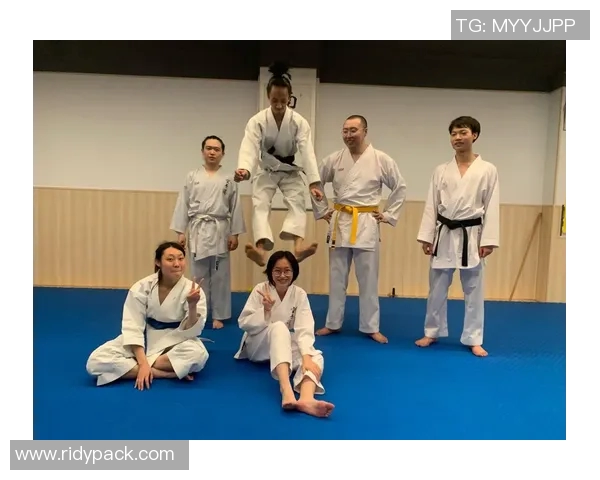 空手道与足球的完美结合揭秘空手道足球明星的训练与成就