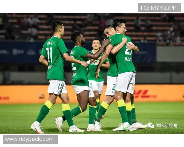 武汉足球队在邀请赛中以55分稳居积分榜首位，展现强劲实力